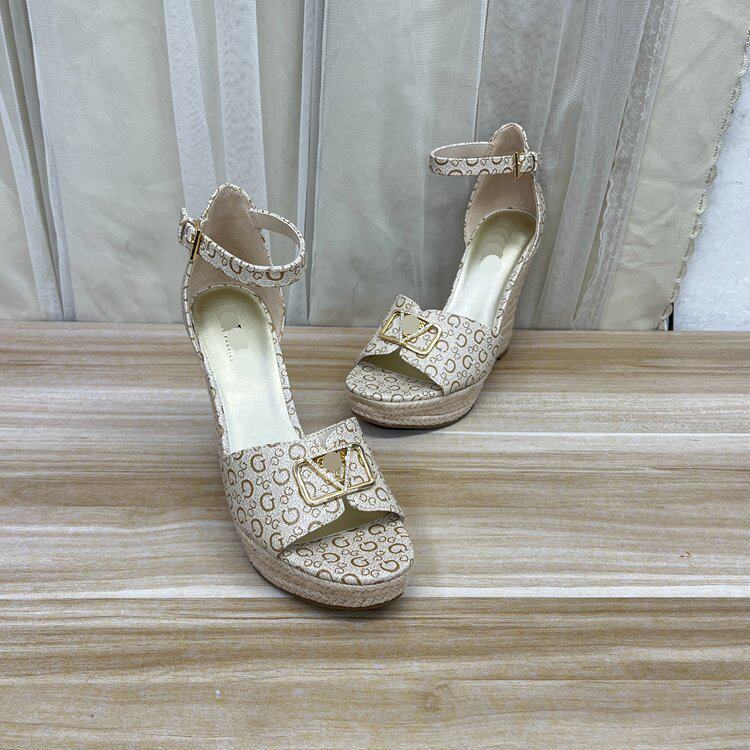 外贸原单女鞋新款时尚百搭厚底坡跟带三角标志日常包跟露趾凉鞋