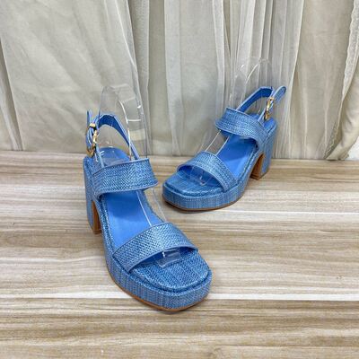 方头纯色一字扣防水台时装凉鞋