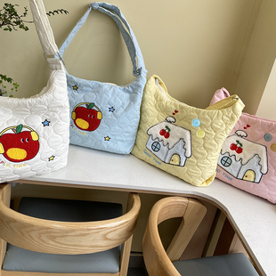 新款毛绒刺绣斜挎包包女百搭大容量学生书包袋口拉链单肩包