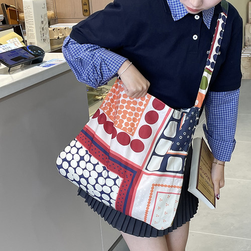 唐糖包袋/ins简约斜挎包包女百搭夏日波点彩色斜挎包大容量书包