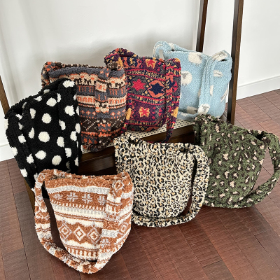 复古民族风印花斜挎包