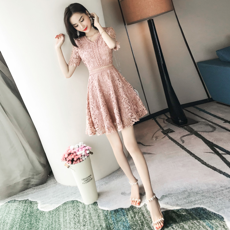女装夏装2018新款V领镂空蕾丝连衣裙女夏粉色ins超火的裙子仙女裙