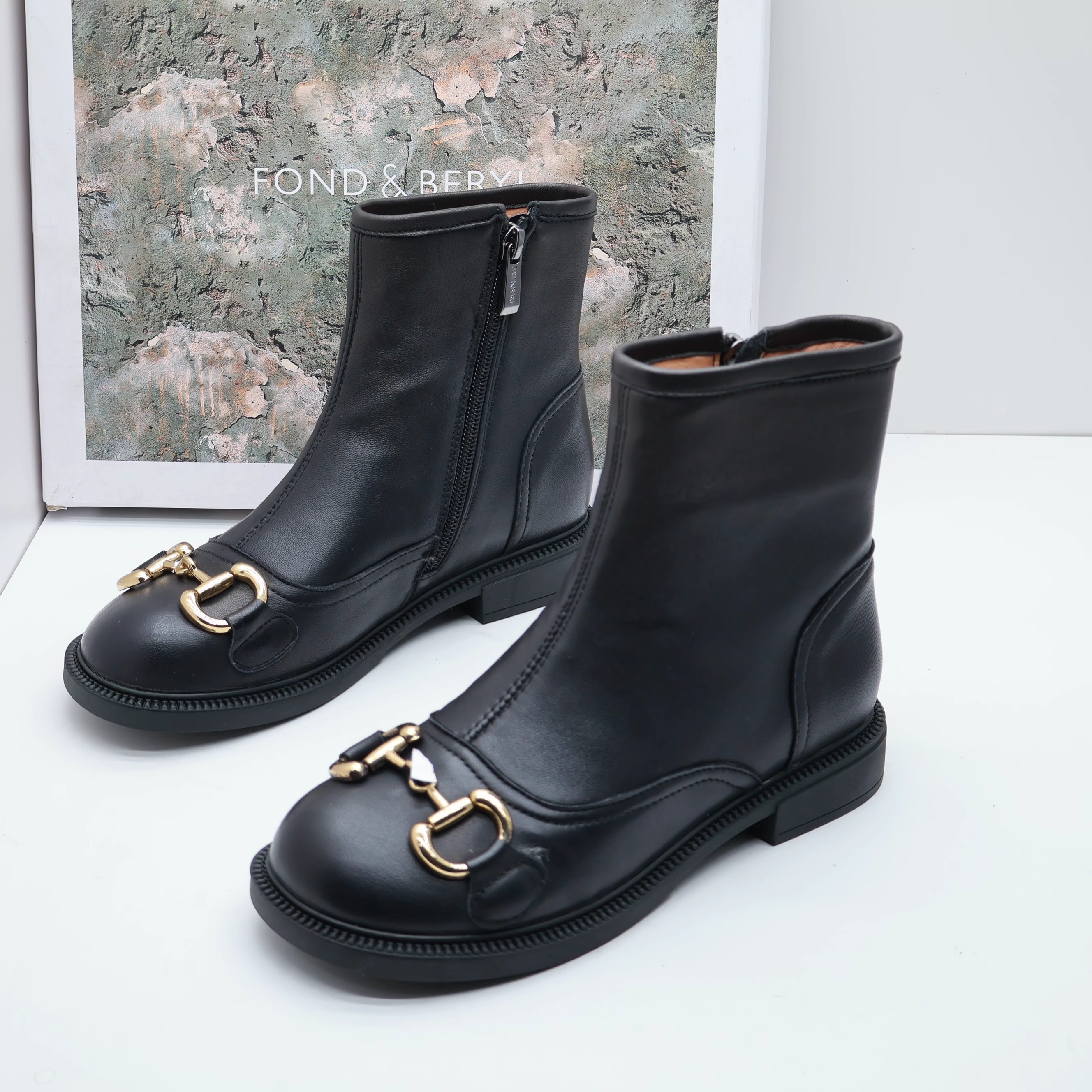 Fondberyl菲伯丽尔撤柜秋季小香风真皮搭扣马丁靴平底时装女短靴