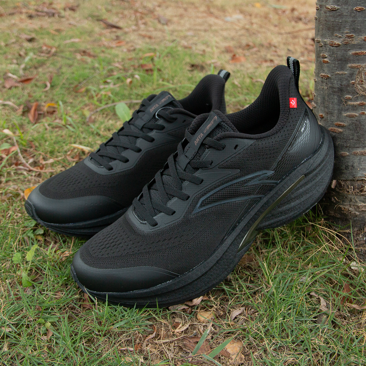 安踏火箭7代男防泼水跑步鞋