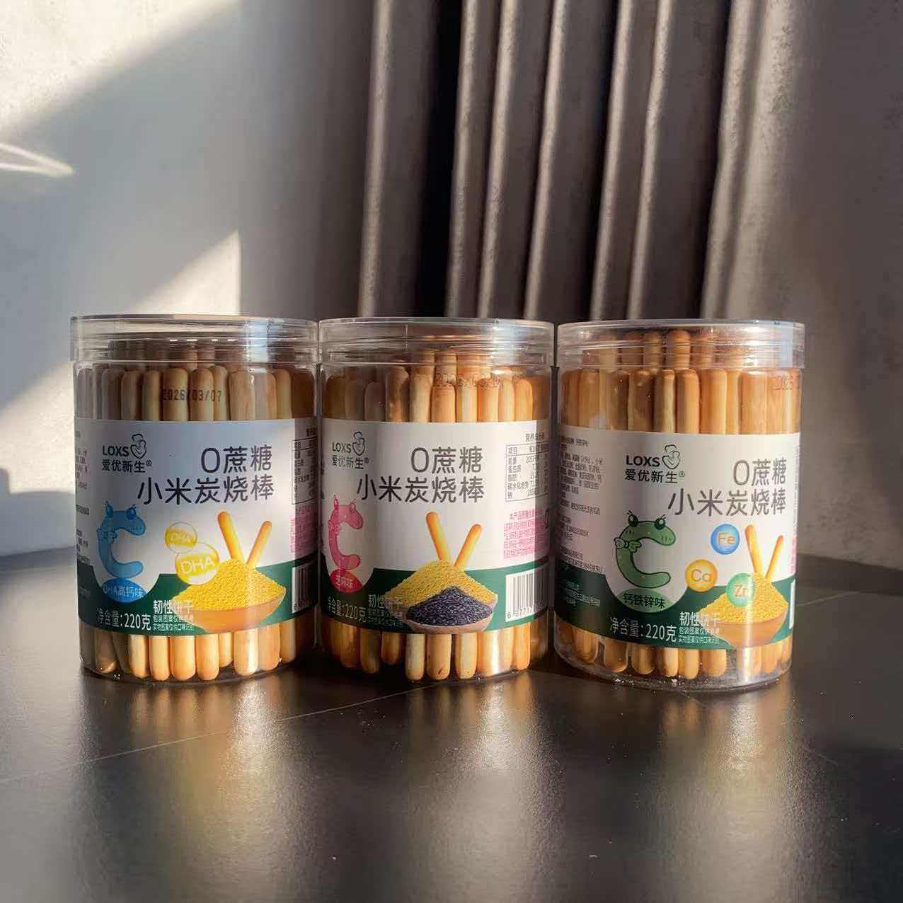 爱优新生0蔗糖小米炭烧棒饼干220克高钙芝麻钙铁锌味罐装小吃零食