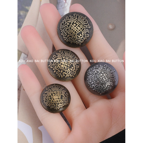 蔻筱白金属大衣风衣纽扣