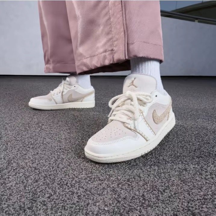 Air Jordan 1 女子运动休闲圣诞节限定低帮耐磨板鞋 HV4268-120,运动鞋new,板鞋,淘宝优惠券,粉丝福利购,淘宝优惠卷