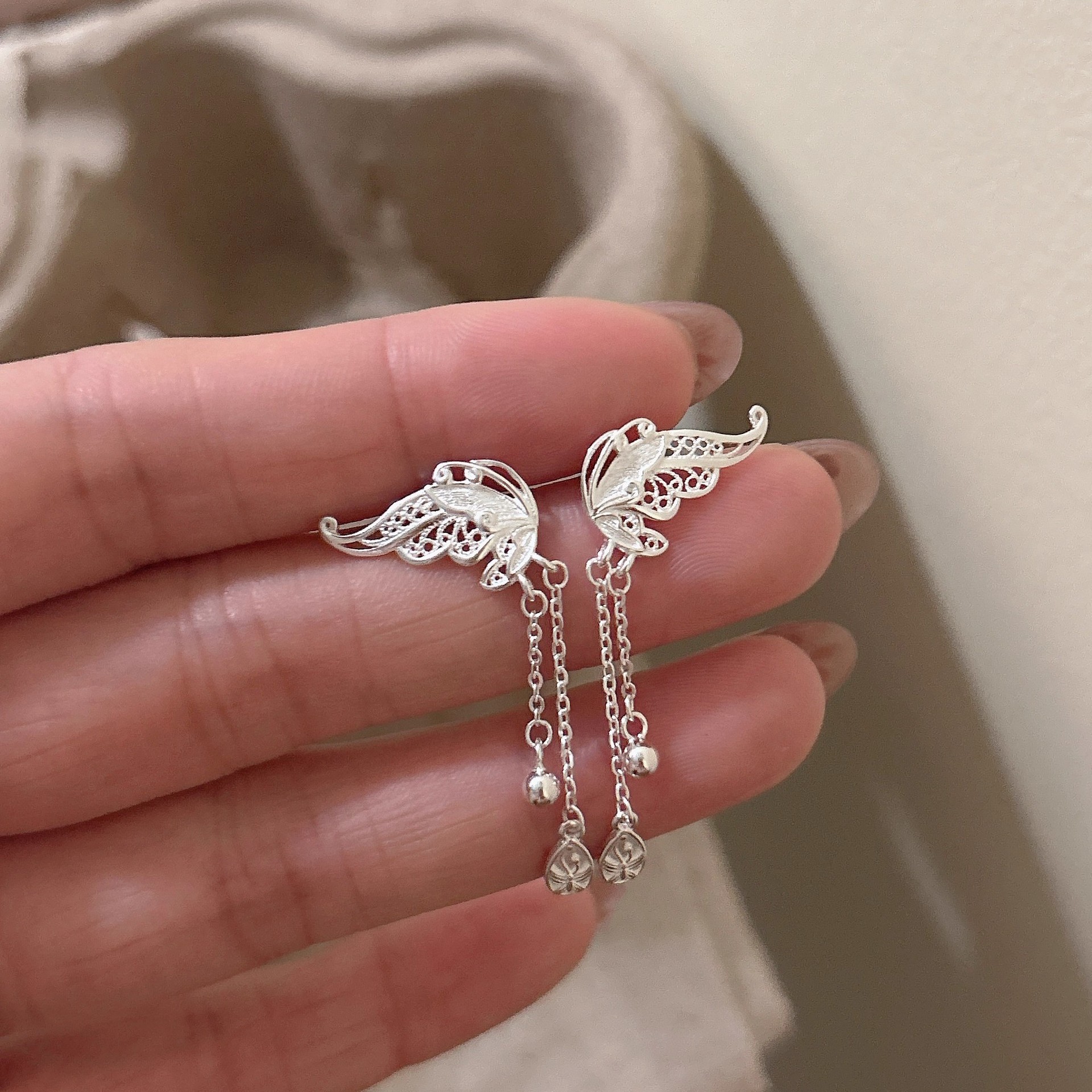 S925纯银镂空花丝蝴蝶耳钉女ins小众高级感长款圆珠流苏耳环批发