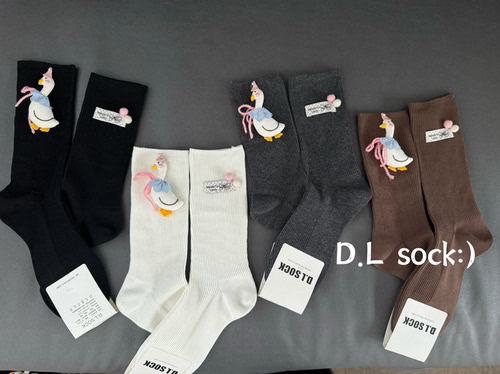 DL早春新款饰品袜秋冬新款袜子女个性搞怪彩色丑萌香肠嘴中筒棉