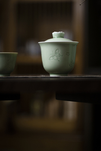 尺闲 蝶恋花豆青盖碗手工精雕刻淡雅陶瓷盖碗简约绿茶白茶岩茶用