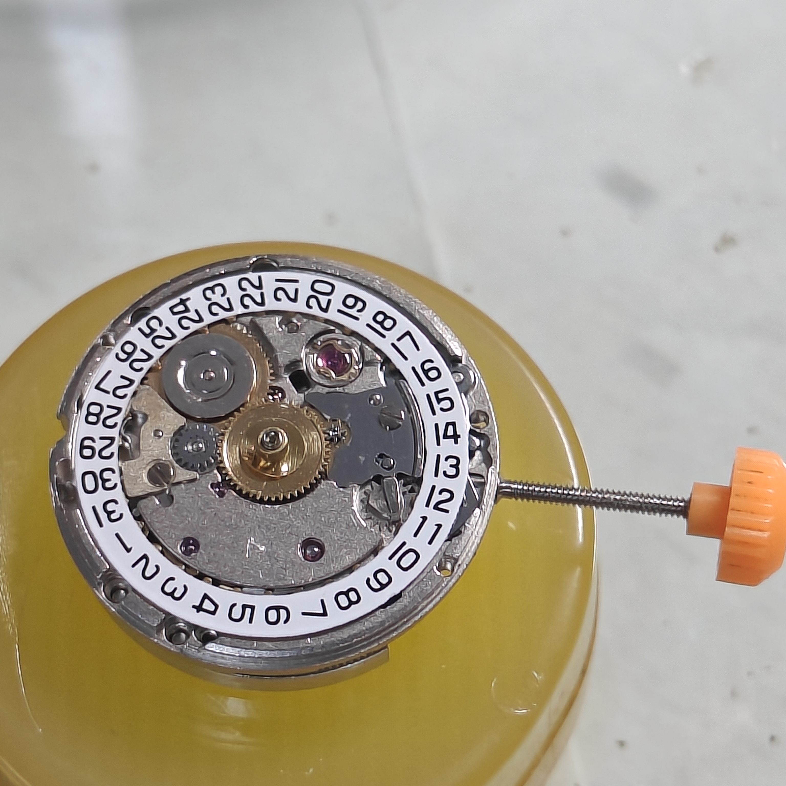 瑞士ETA2671原装机芯，走时精准稳定，摆幅不低于270，三个起拍