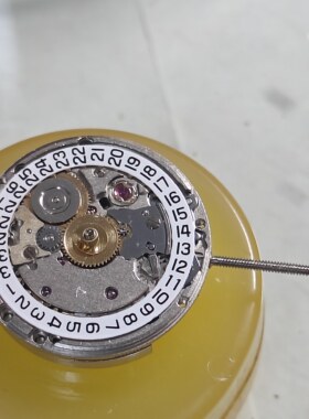 瑞士ETA2671原装机芯，走时精准稳定，摆幅不低于270，2个起拍