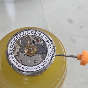 瑞士ETA2671原装机芯，走时精准稳定，摆幅不低于270，2个起拍