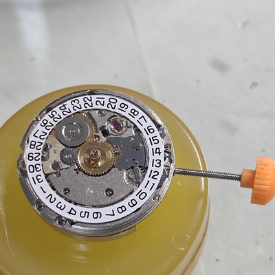 瑞士ETA2671原装机芯，走时精准稳定，摆幅不低于270，三个起拍