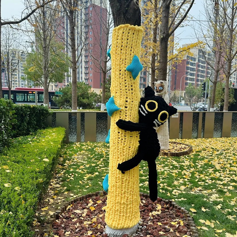 新年新城市温暖装饰冬日毛衣树城市树木新衣创意布置穿衣毛线树