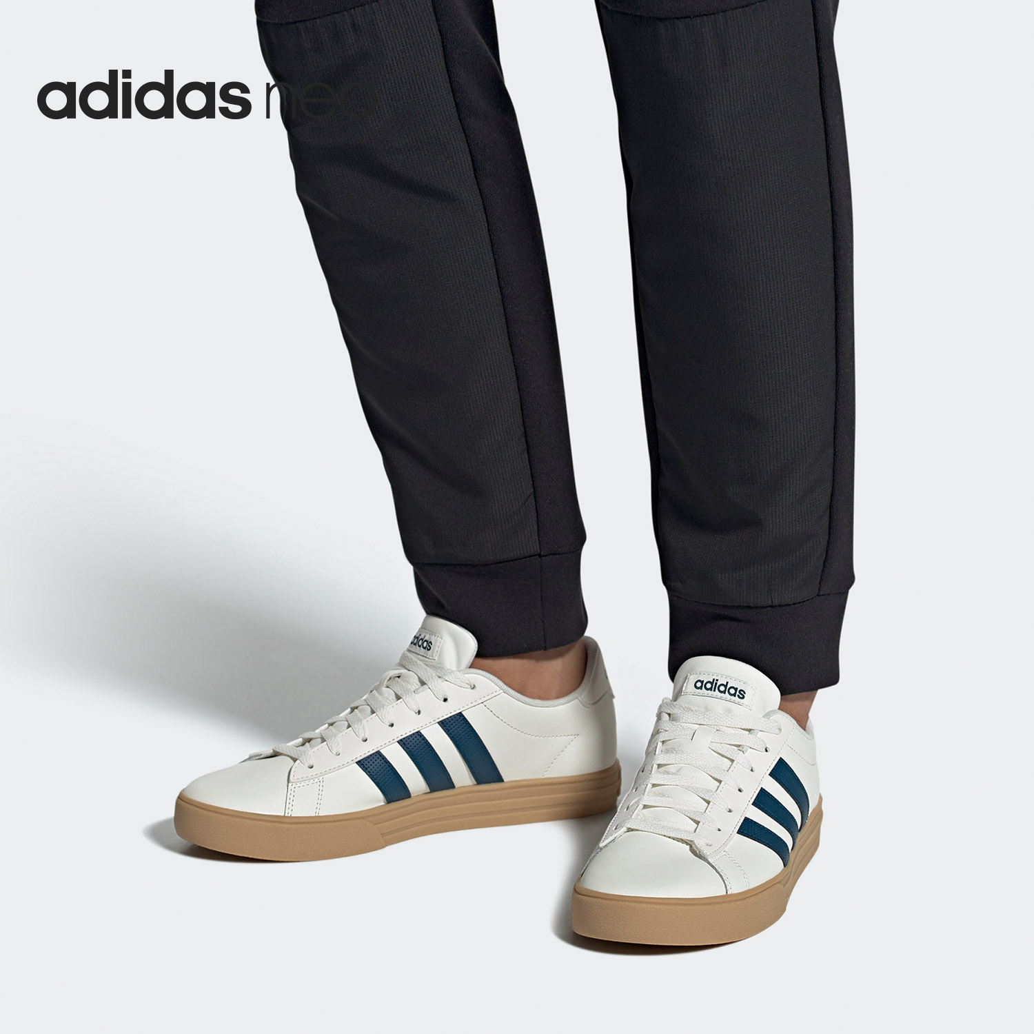 低帮Adidas/阿迪达斯时尚休闲鞋