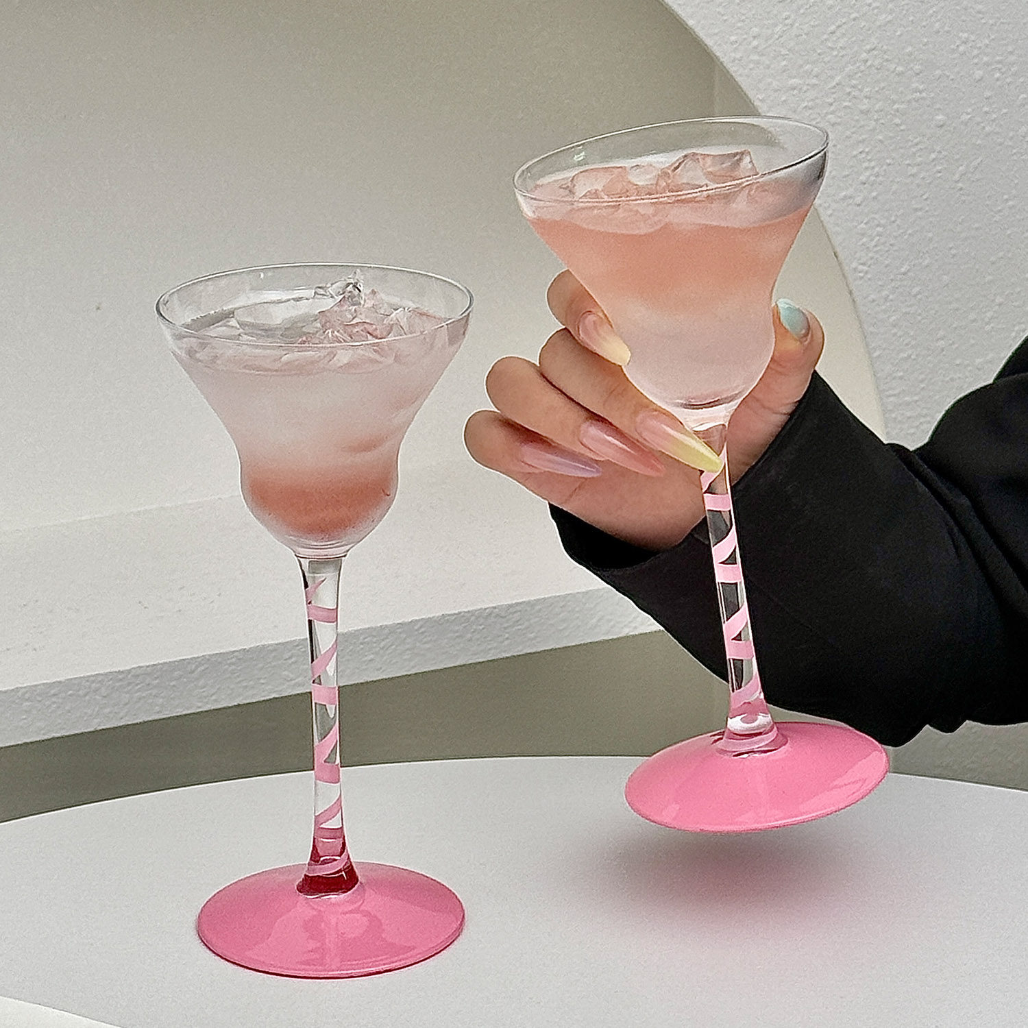 粉色彩带高脚玻璃鸡尾酒杯