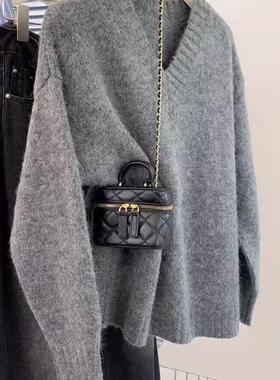 灰色v领套头浣熊绒毛衣女秋冬2024新款外穿慵懒风打底针织衫冬季