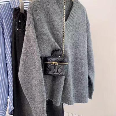 灰色v领套头浣熊绒毛衣女