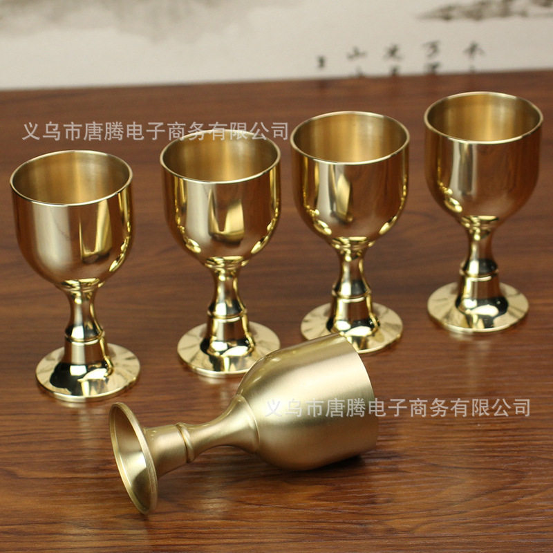黄铜酒杯餐厅高脚酒杯桌面红酒白