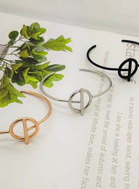 欧美风独家镀金黑色配饰手镯欧美