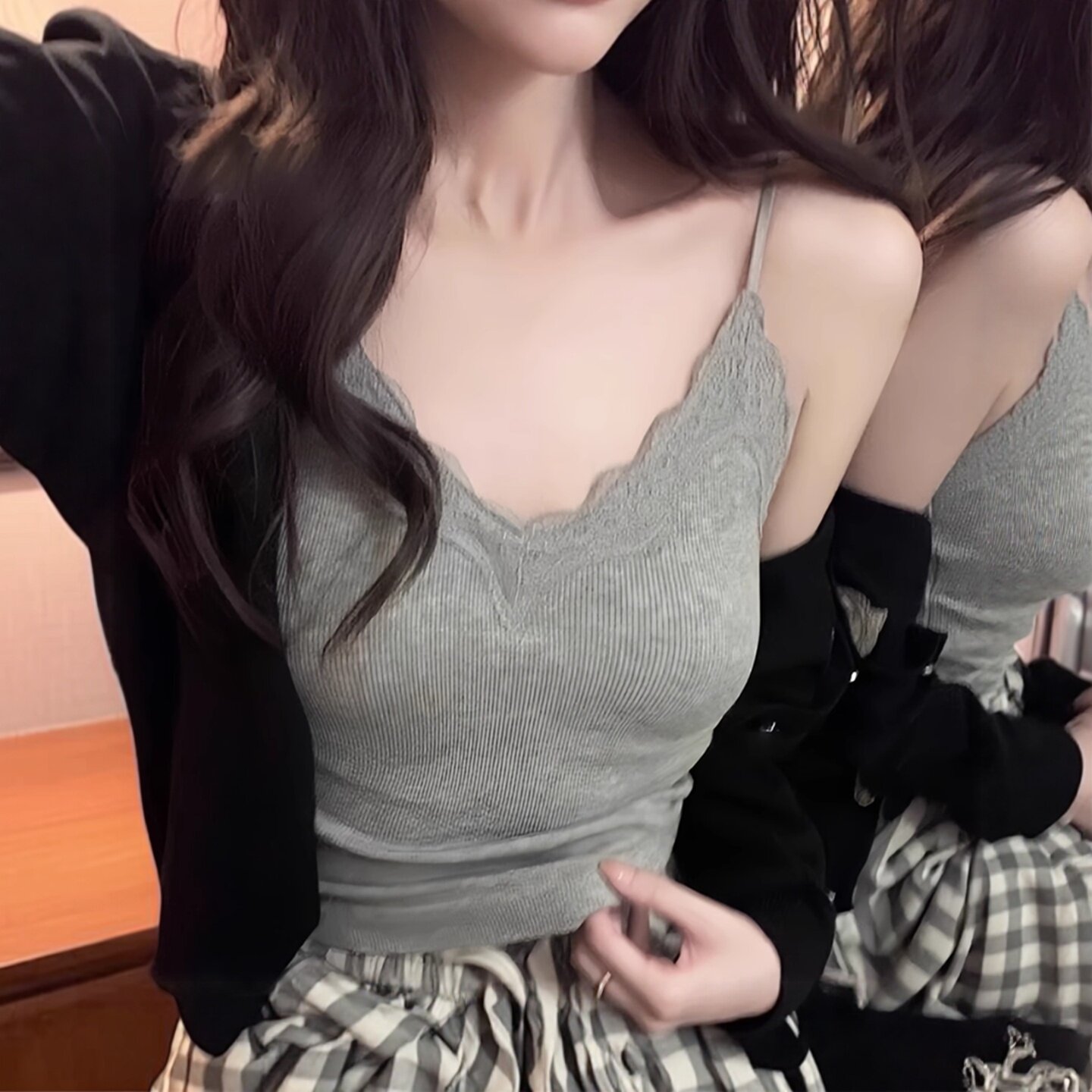 纯欲灰色V领蕾丝吊带背心女