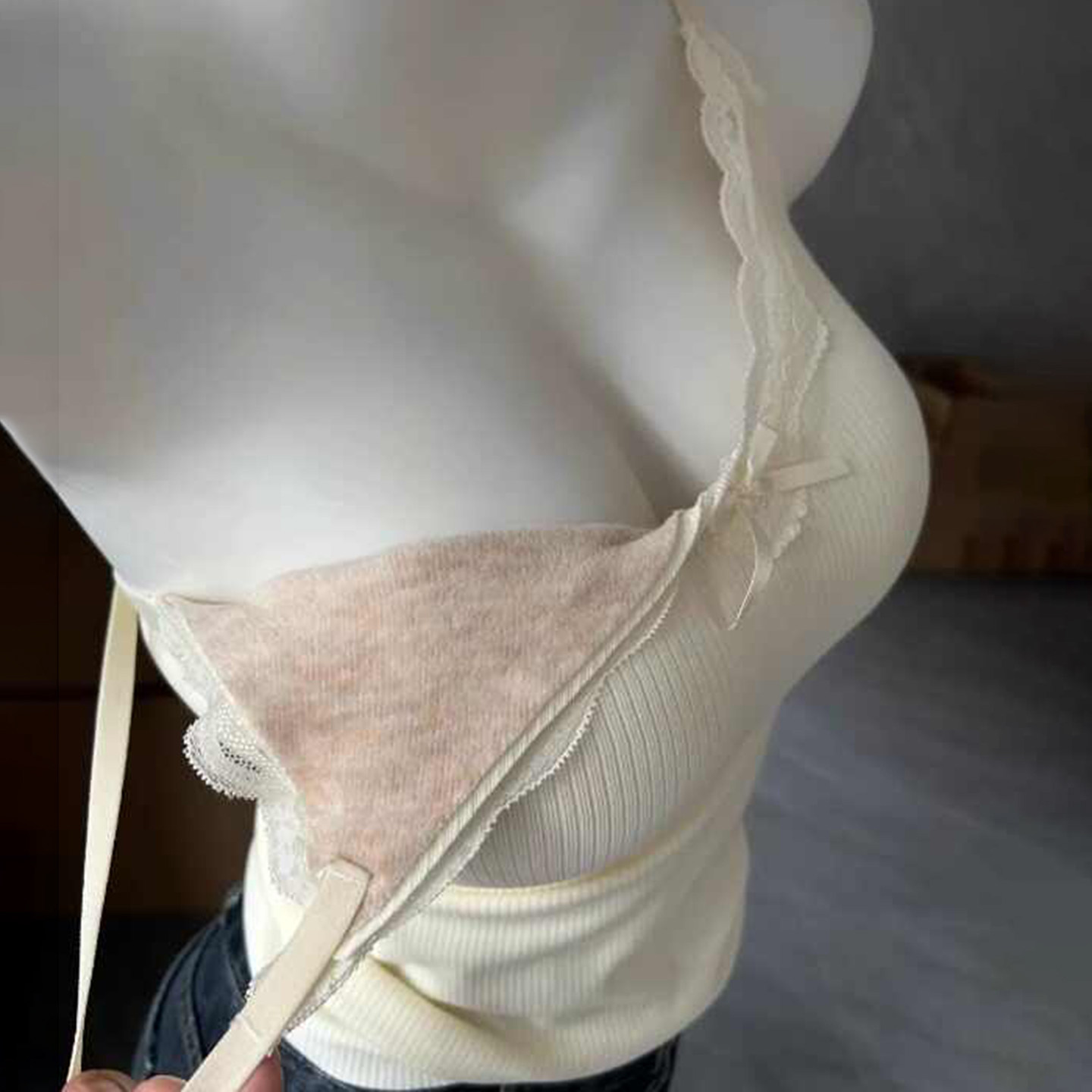 蕾丝吊带背心女秋冬2025新款带胸垫保暖一体式美背可外穿内搭上衣