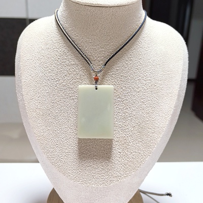 D201# 天然和田玉米达料无事牌吊坠41*28*9.3mm 重30.48克 配证书