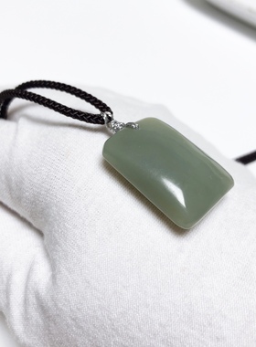 D425# 天然和田玉鸭蛋青精致款无事牌吊坠挂件25.5*18.5*9.8mm