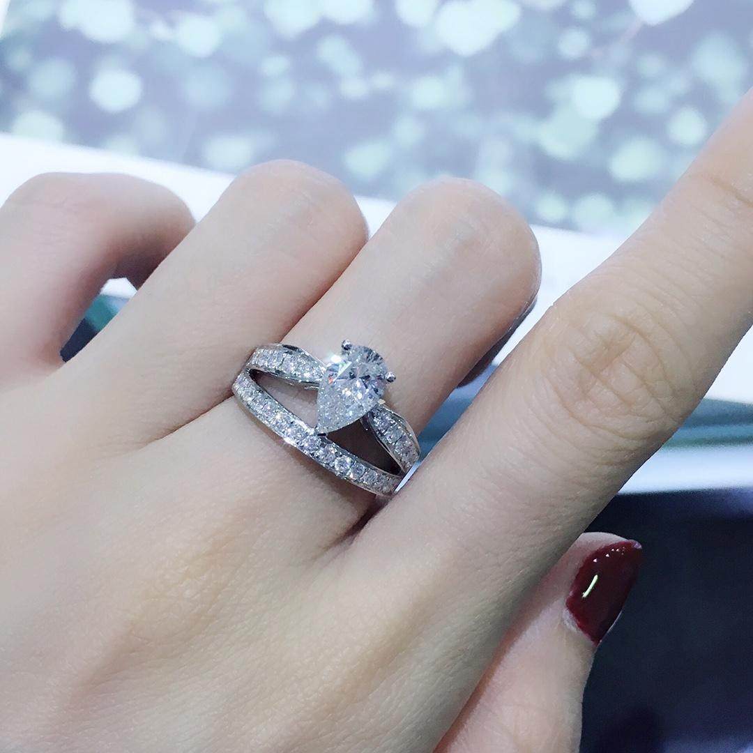 福大生 白18K金群镶异形钻石戒指 时尚天然水滴形结婚钻戒定制