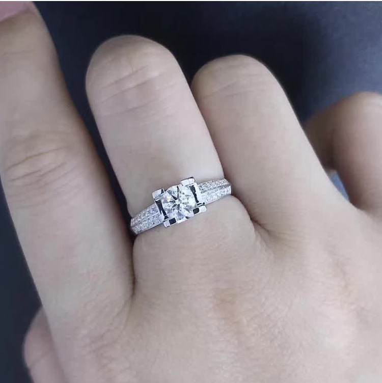 福大生钻石女戒指18K白金80分求婚钻戒女一克拉结婚群镶钻石正品