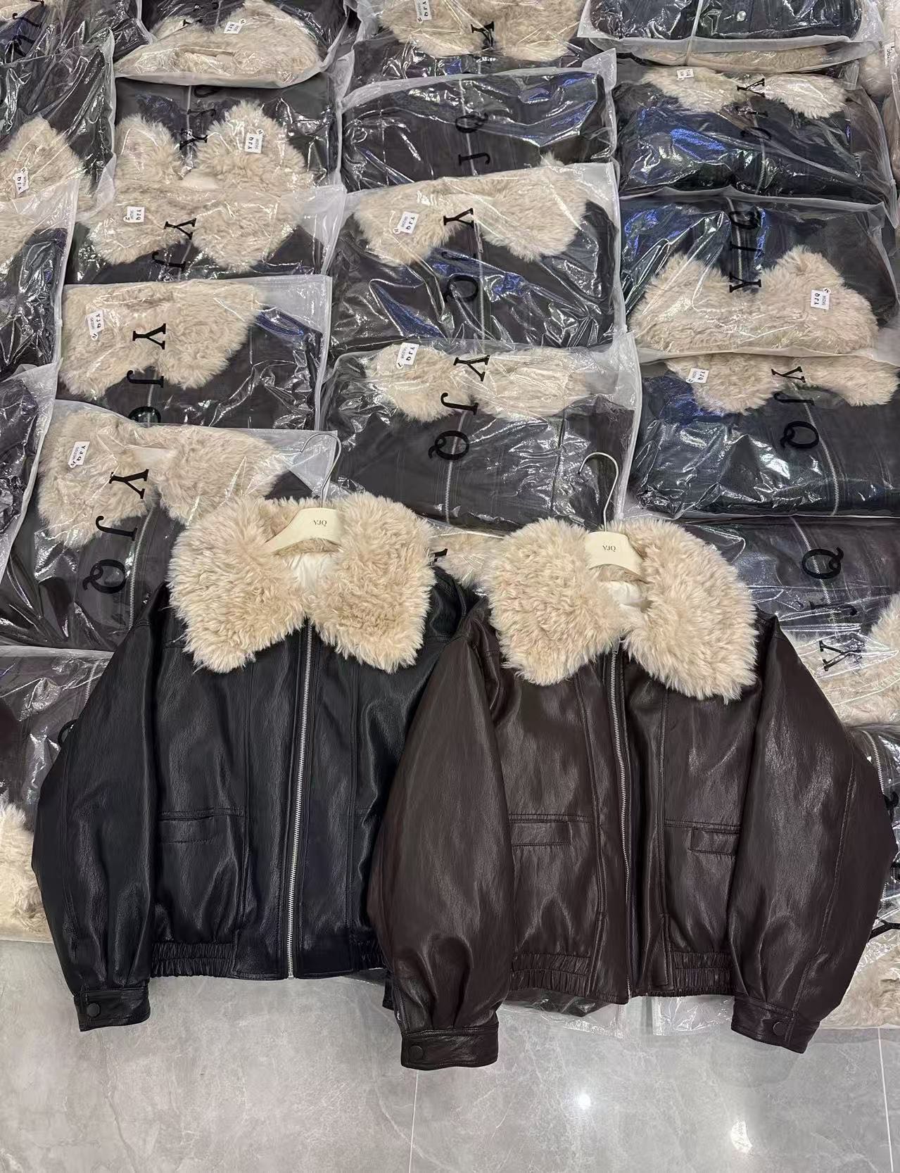 YJQ冬季新款皮毛一体羊羔毛领蛋白皮皮衣夹克外套女90白鸭绒