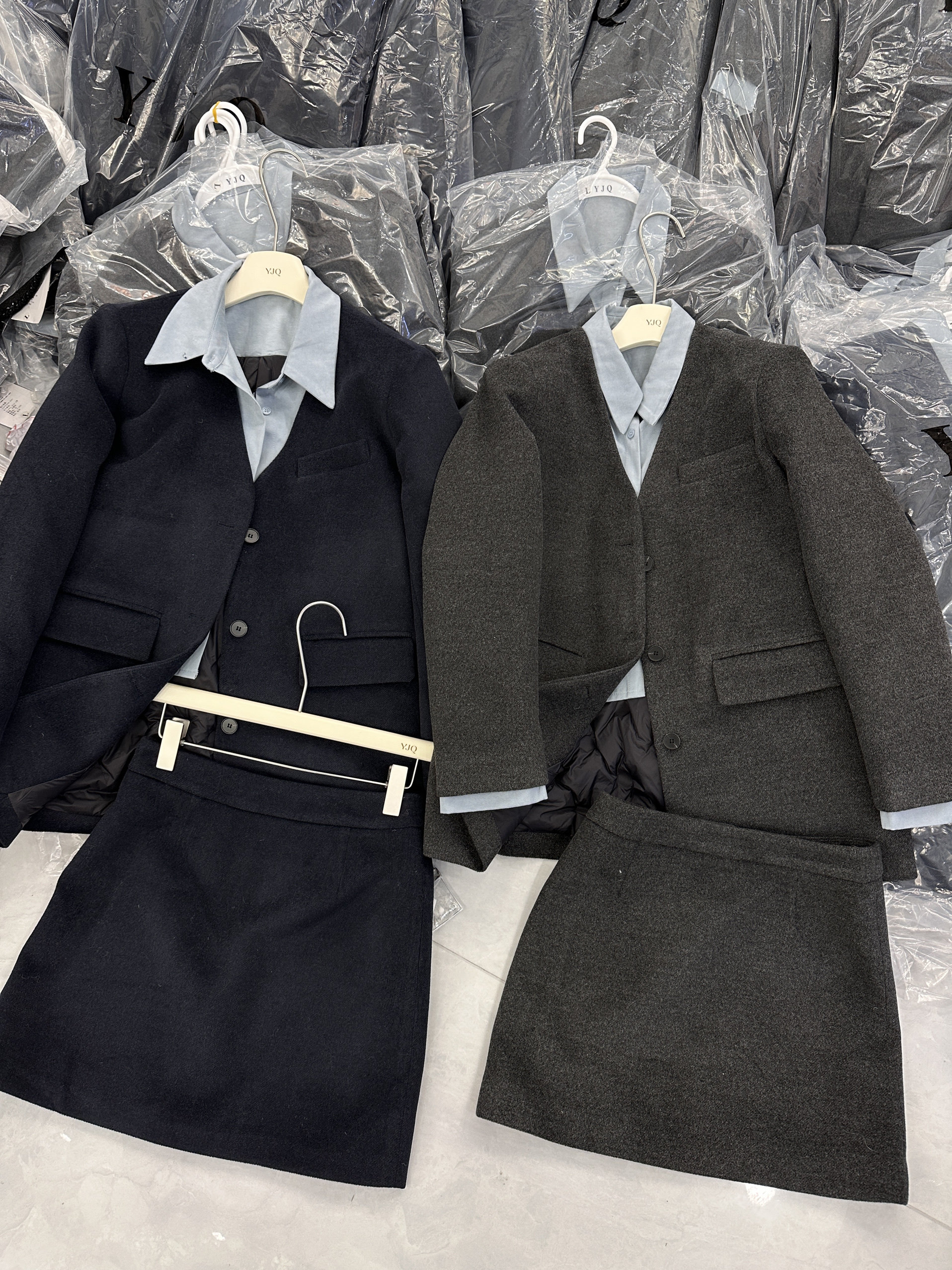 YJQ设计感别致羽绒假两件西装套装女高级感韩版西服字短裙两件套