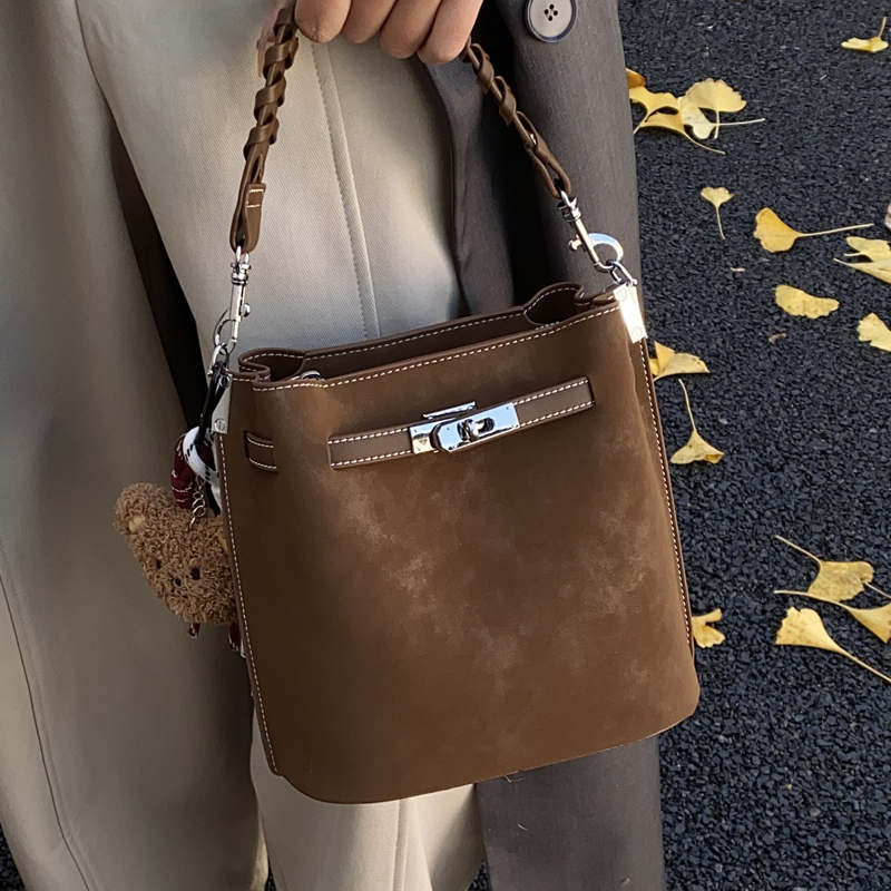 今年流行手提水桶包女2025