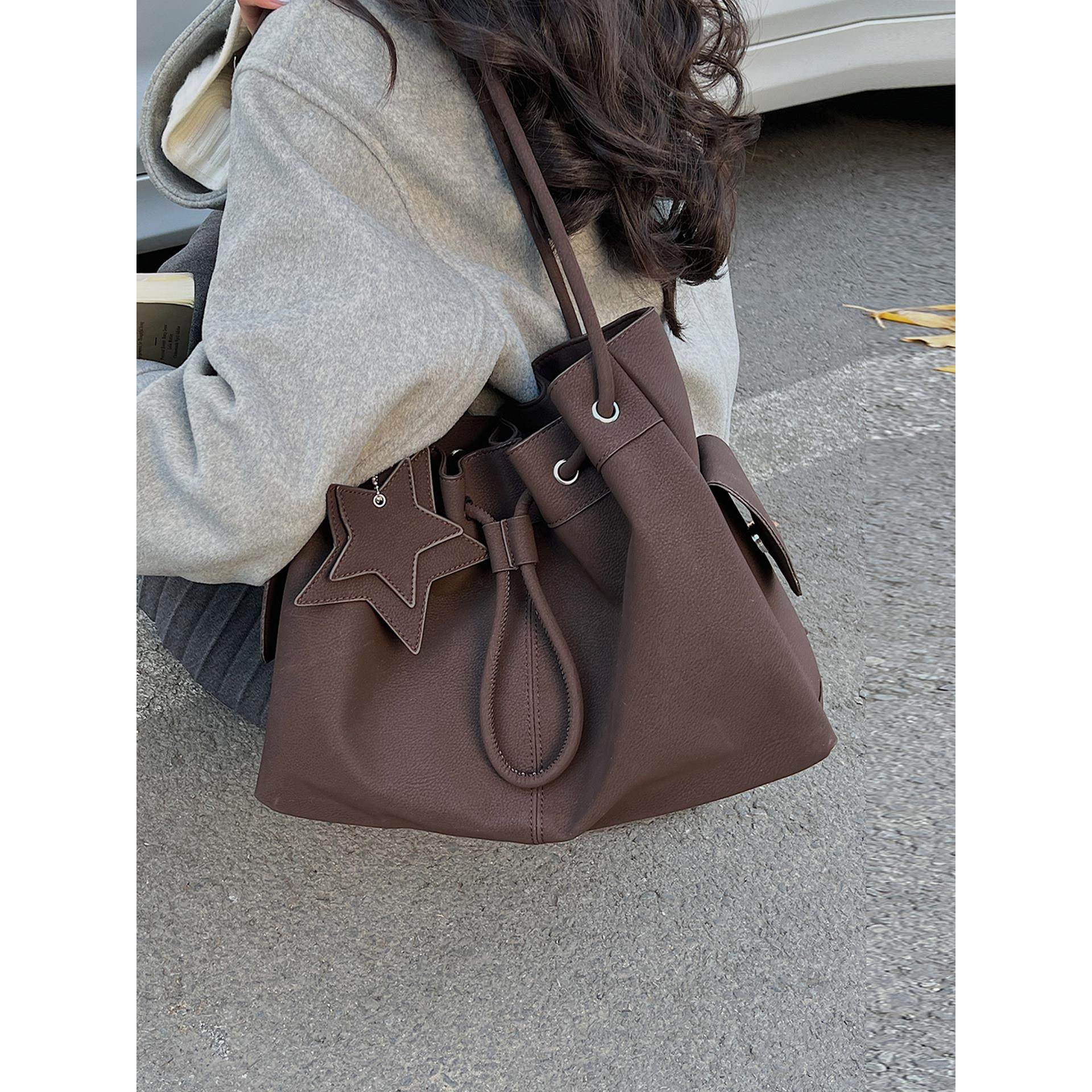 休闲包包女式2026新款潮百搭高级感单肩包大容量通勤水桶包斜挎包,箱包皮具/热销女包/男包,水桶包,淘宝优惠券,粉丝福利购,淘宝优惠卷