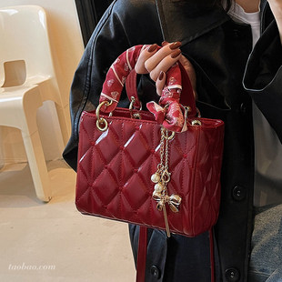 菱格绣线小包包女2026新款时尚百搭斜挎包高级感红色手提包戴妃包