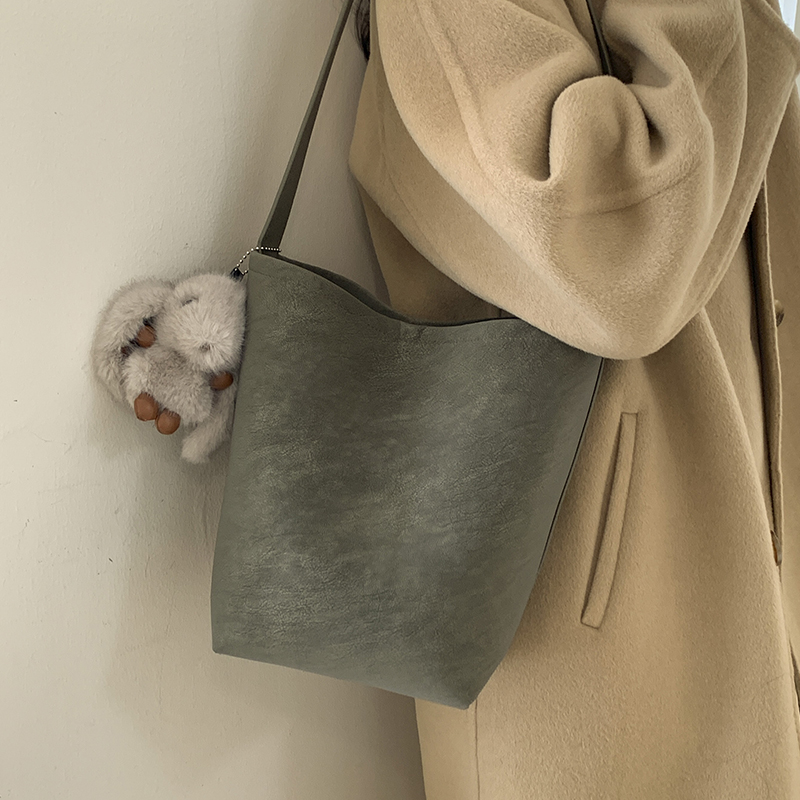 韩版小众水桶包女2025秋冬