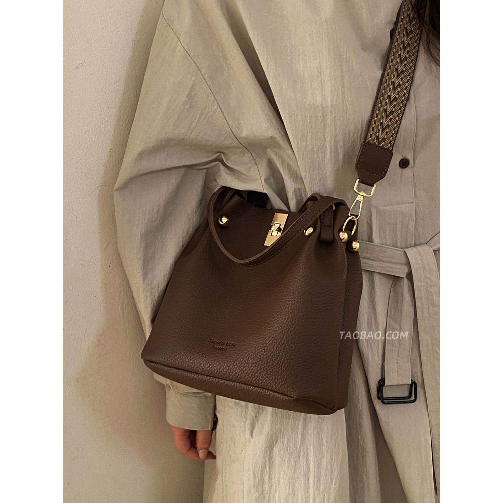 高级感复古美拉德棕色包包女2026新款时尚宽肩带斜挎包手提水桶包,箱包皮具/热销女包/男包,水桶包,淘宝优惠券,粉丝福利购,淘宝优惠卷