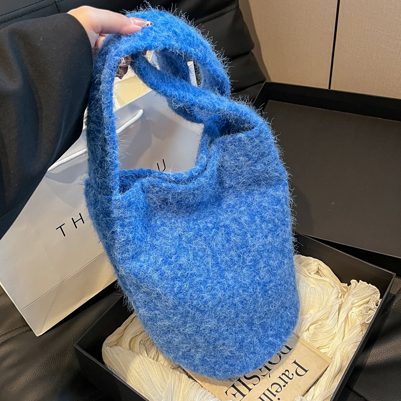 克莱因蓝色毛绒包女2025新