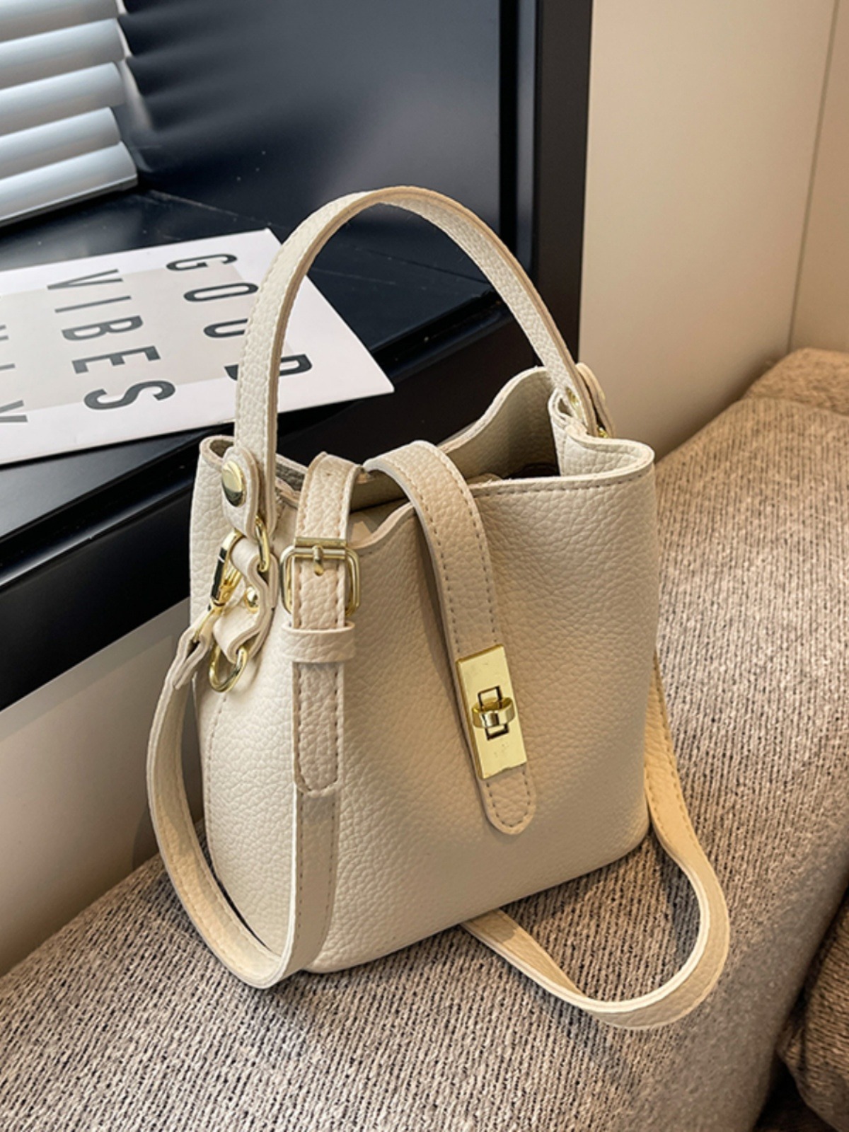 时尚设计感手提水桶包通勤包