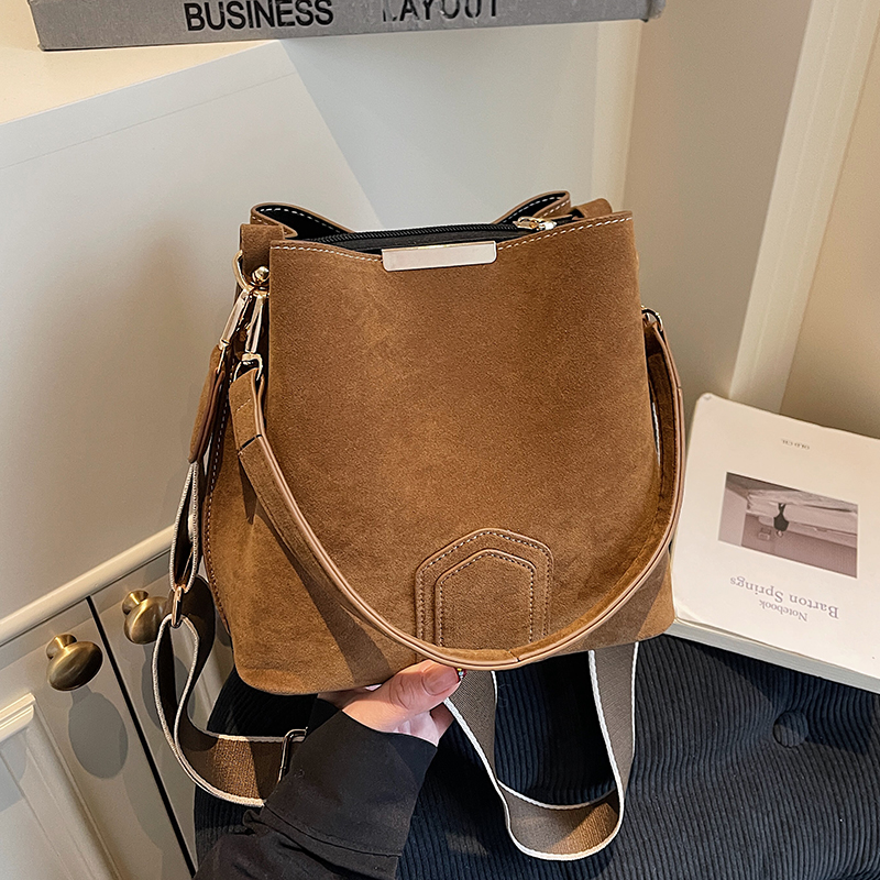 今年流行手提水桶包女2025