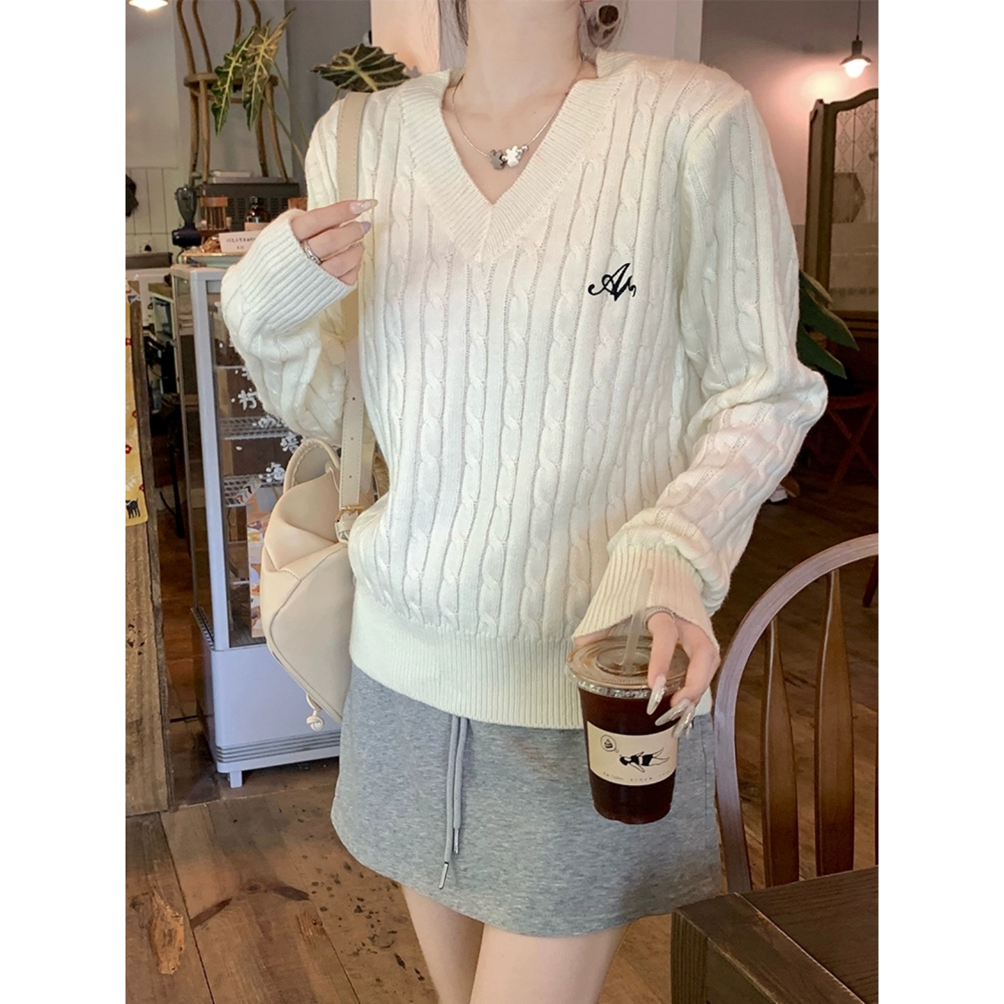 白色麻花毛衣女套头秋冬外穿慵懒风宽松显瘦长袖V领针织衫上衣女