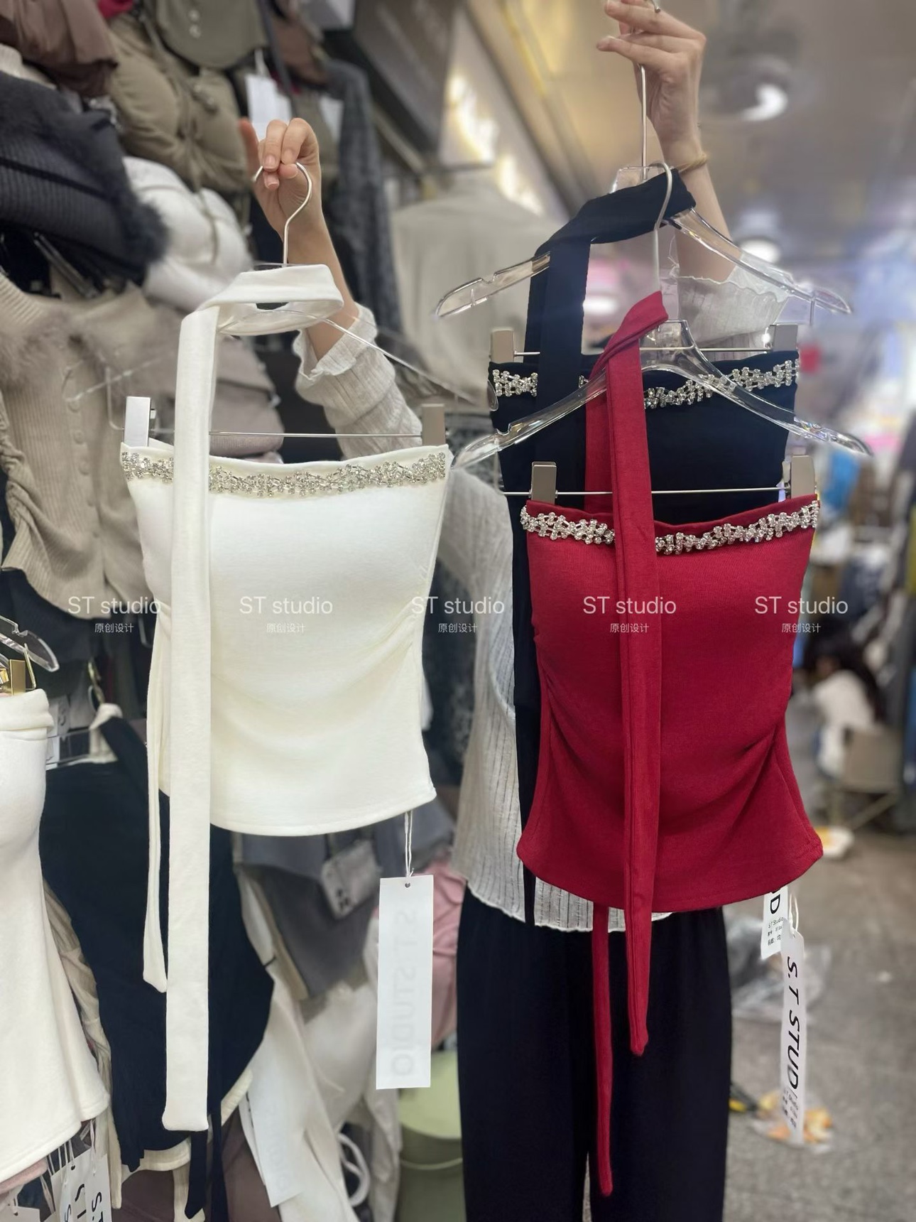 烫钻挂脖吊带背心女秋冬纯欲辣妹一字肩抹胸上衣带胸垫打底衫内搭
