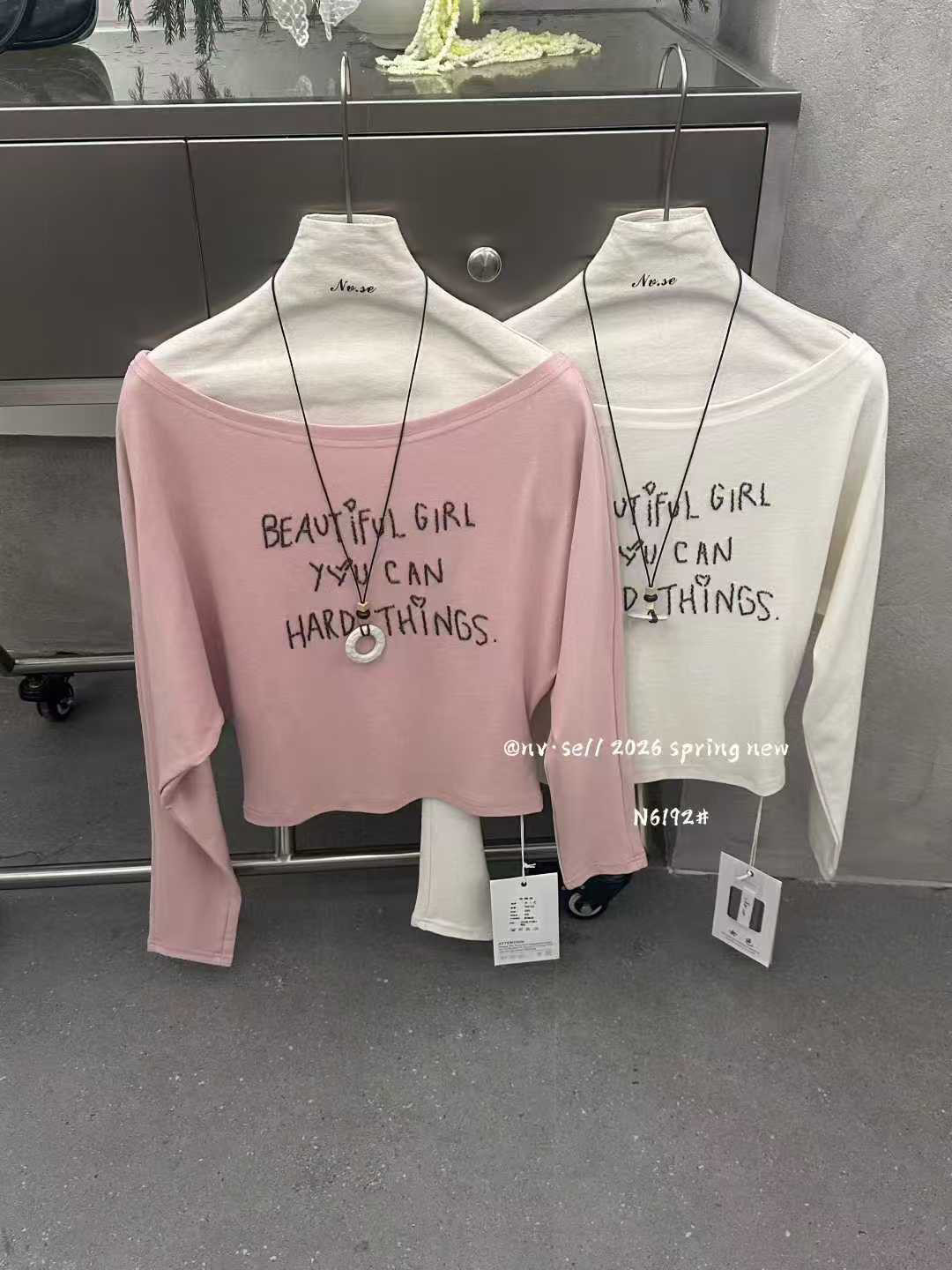 十三行2026春装新款字母刺绣一字肩长袖T恤女辣妹露肩上衣配链子