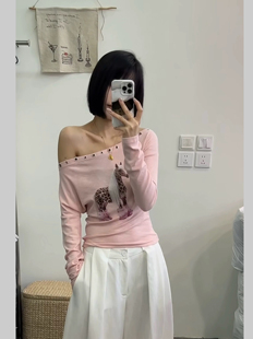 东大门2026春新款时尚百搭修身显瘦斜一字肩镂空马长袖辣妹T恤女