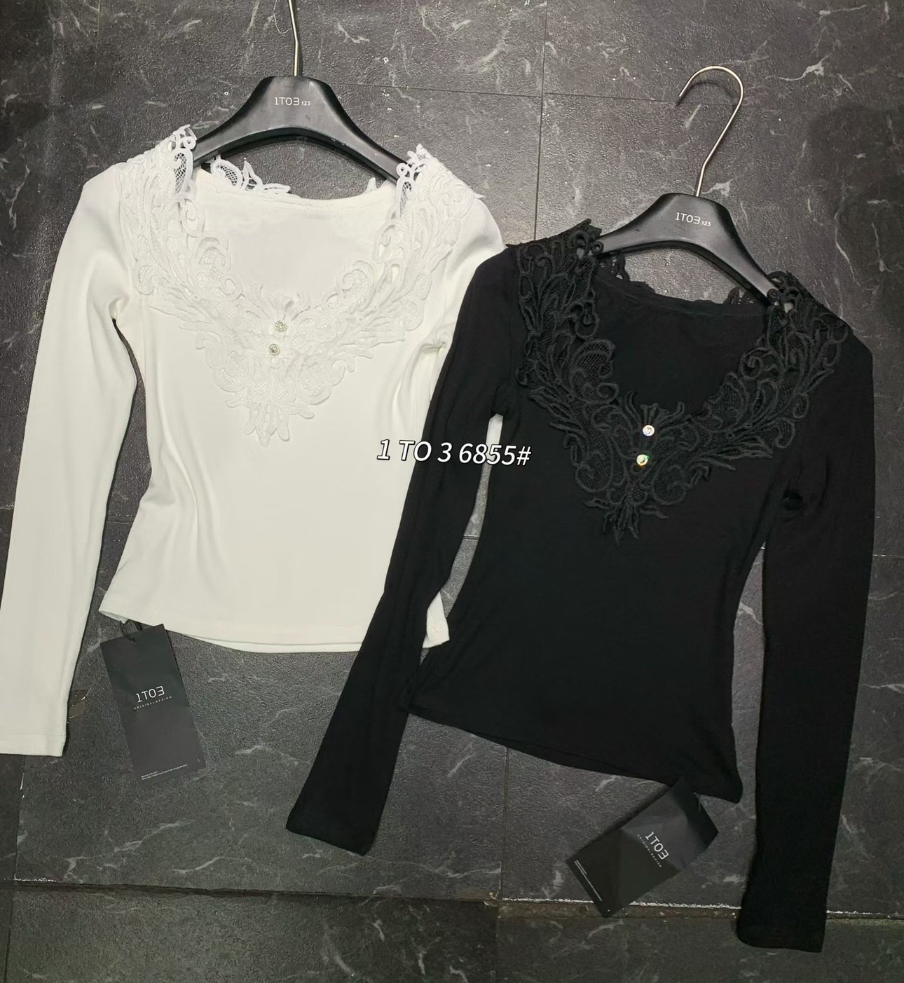 黑色蕾丝V领T恤女秋冬磨毛绒内搭高级感气质修身绝美名媛风上衣