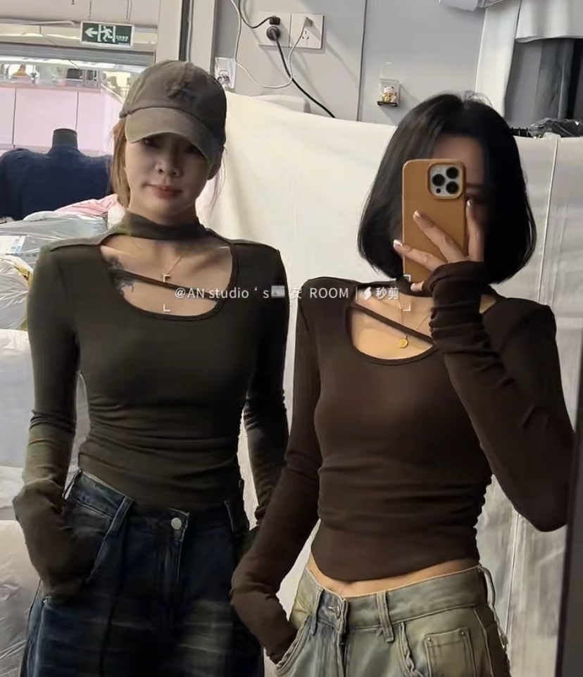 纯欲性感挂脖设计感长袖T恤女2025秋冬磨毛绒辣妹修身显瘦上衣