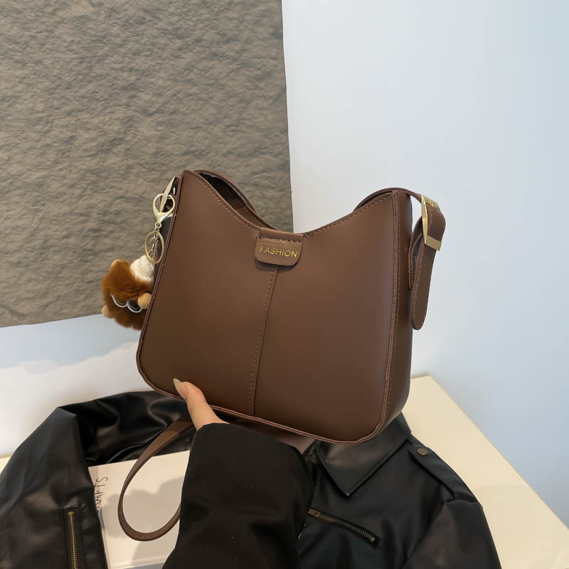 高级质感复古包包女式2025新款时尚百搭水桶包网红爆款单肩斜挎包