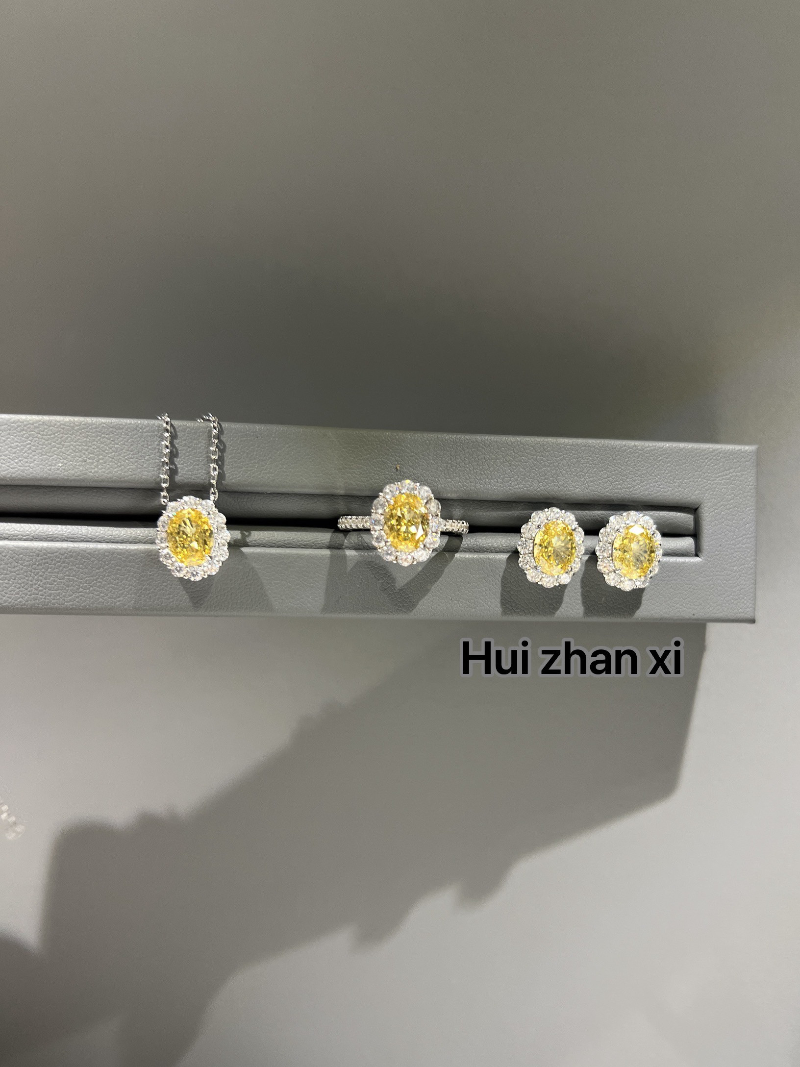 Hui zhanxi黄钻2克拉经典戴妃戒指 耳钉 项链三件套套装日常简单
