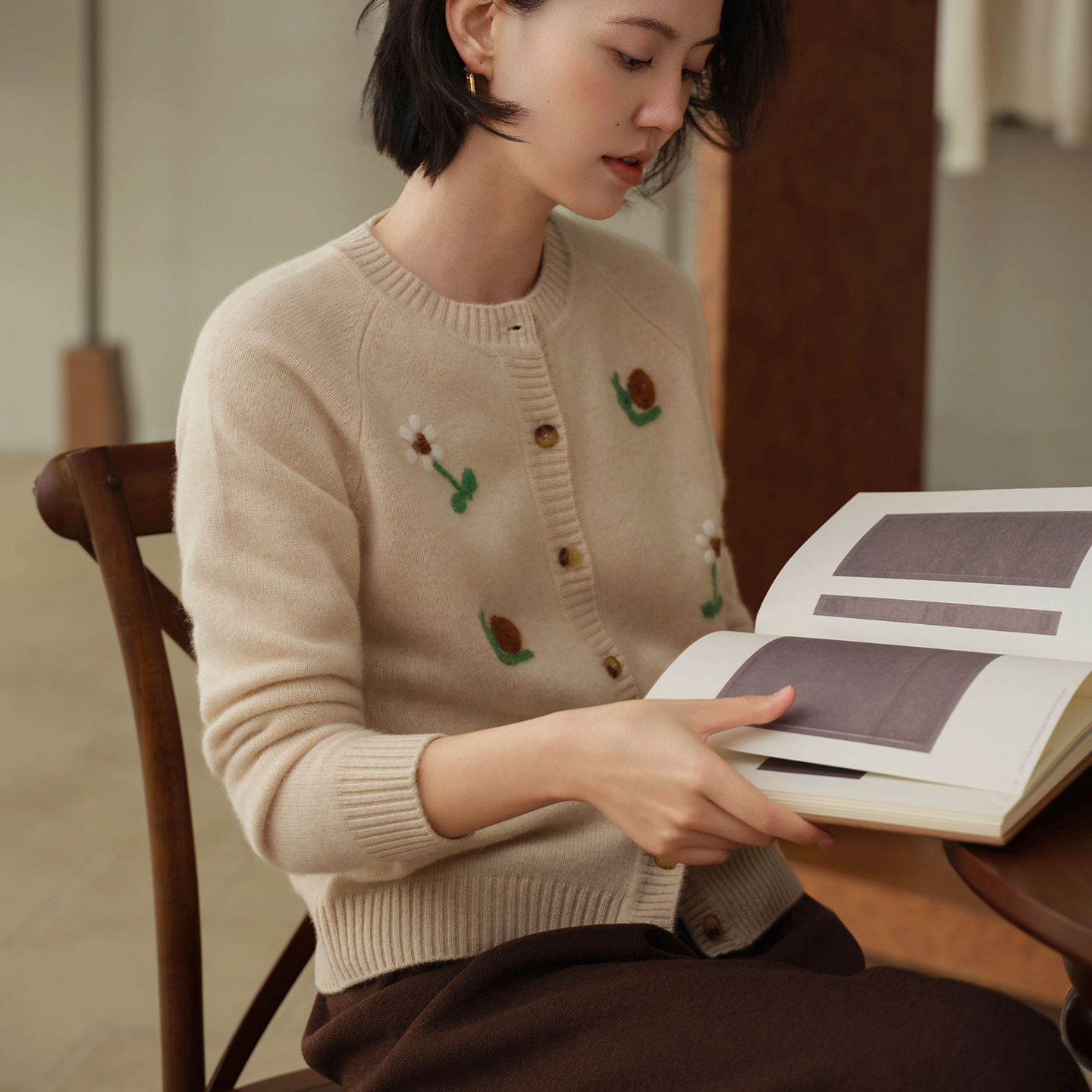 2025秋冬新款100%纯山羊绒开衫女圆领小蜗牛双股加厚刺绣针织外套